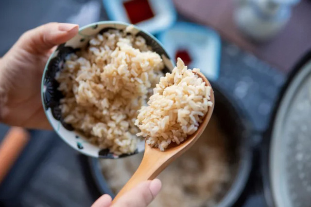 Chuyên gia Ấn Độ khuyên ngâm gạo trước khi nấu cơm: Những lợi ích bất ngờ và cách ngâm gạo đúng - Ảnh 3. Chuyên gia Ấn Độ khuyên ngâm gạo trước khi nấu cơm: Những lợi ích bất ngờ và cách ngâm gạo đúng - Ảnh 3.