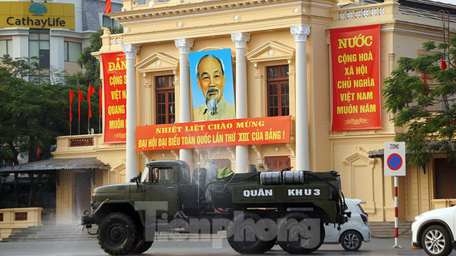 Dùng xe chuyên dụng phun khử khuẩn nội đô Hải Phòng - Ảnh 1. Dùng xe chuyên dụng phun khử khuẩn nội đô Hải Phòng - Ảnh 1.