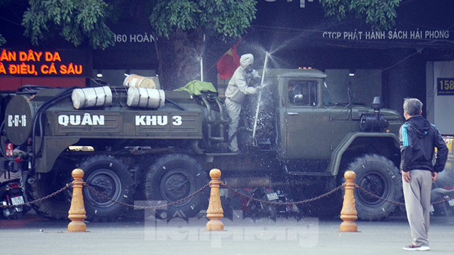 Dùng xe chuyên dụng phun khử khuẩn nội đô Hải Phòng - Ảnh 8. Dùng xe chuyên dụng phun khử khuẩn nội đô Hải Phòng - Ảnh 8.