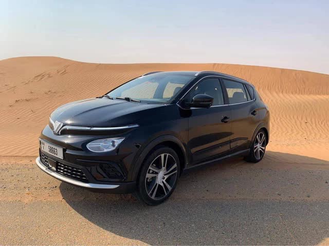 Rộ tin VinFast VF e34 chạy thử ở Dubai: Check-in đồi cát như xe hai cầu, ngoại hình y hệt phiên bản bán tại Việt Nam - Ảnh 1. Rộ tin VinFast VF e34 chạy thử ở Dubai: Check-in đồi cát như xe hai cầu, ngoại hình y hệt phiên bản bán tại Việt Nam - Ảnh 1.